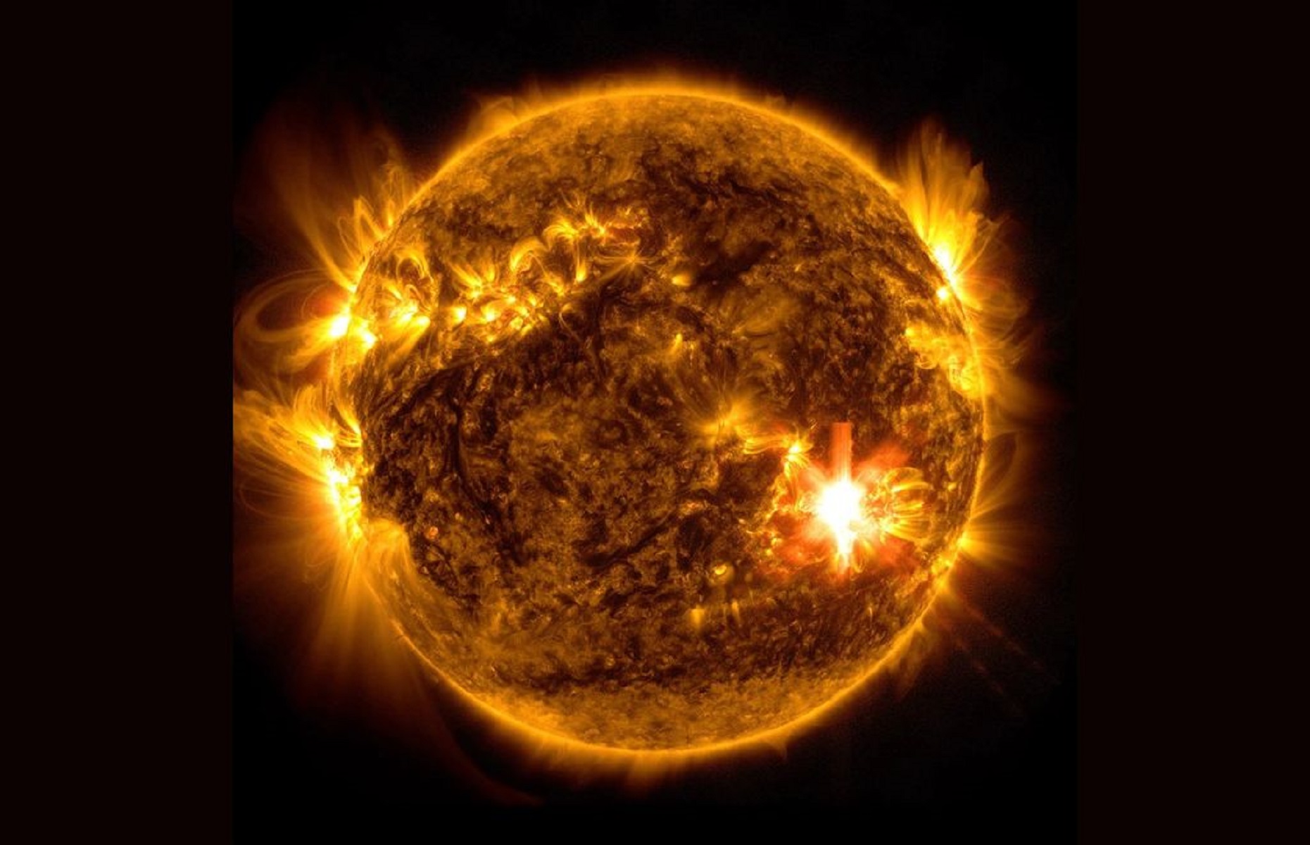 El Sol desató ráfagas de plasma magnetizado (una de las cuales se ve en la parte inferior derecha de esta imagen ultravioleta) durante una tormenta solar que comenzó alrededor del 8 de mayo. Créditos: NASA/SDO.