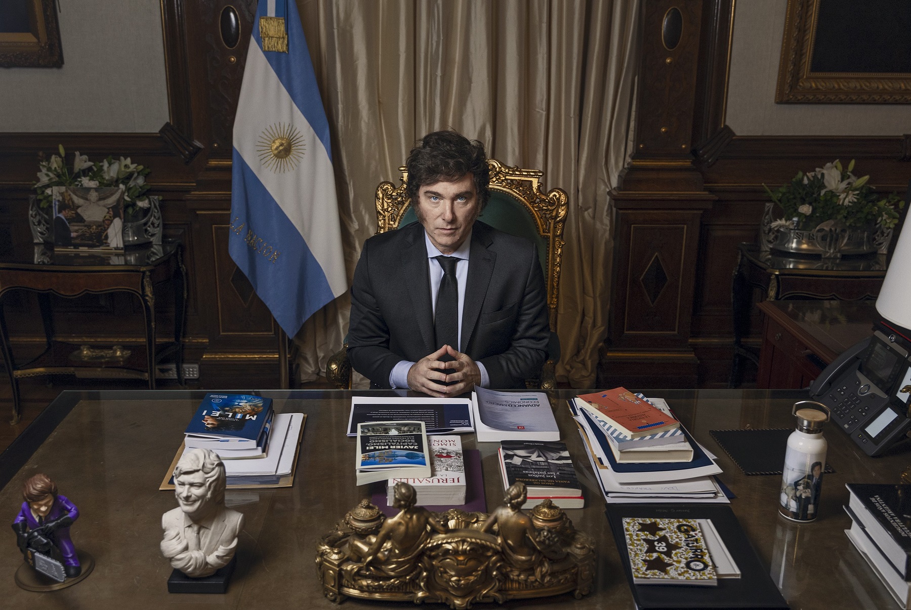 El presidente Javier Milei mostró su escritorio para la revista Times.-