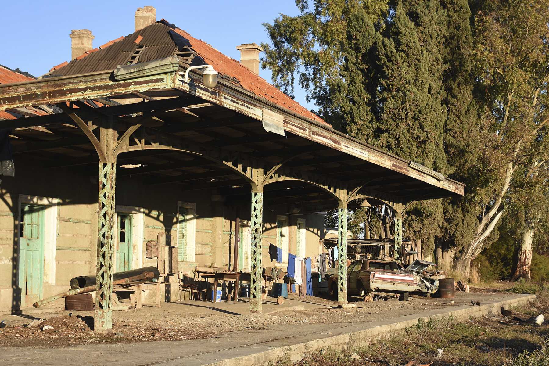 La ex estación de trenes de Mainqué, expresión del abandono de los rieles. Foto: Juan Thomes. 
