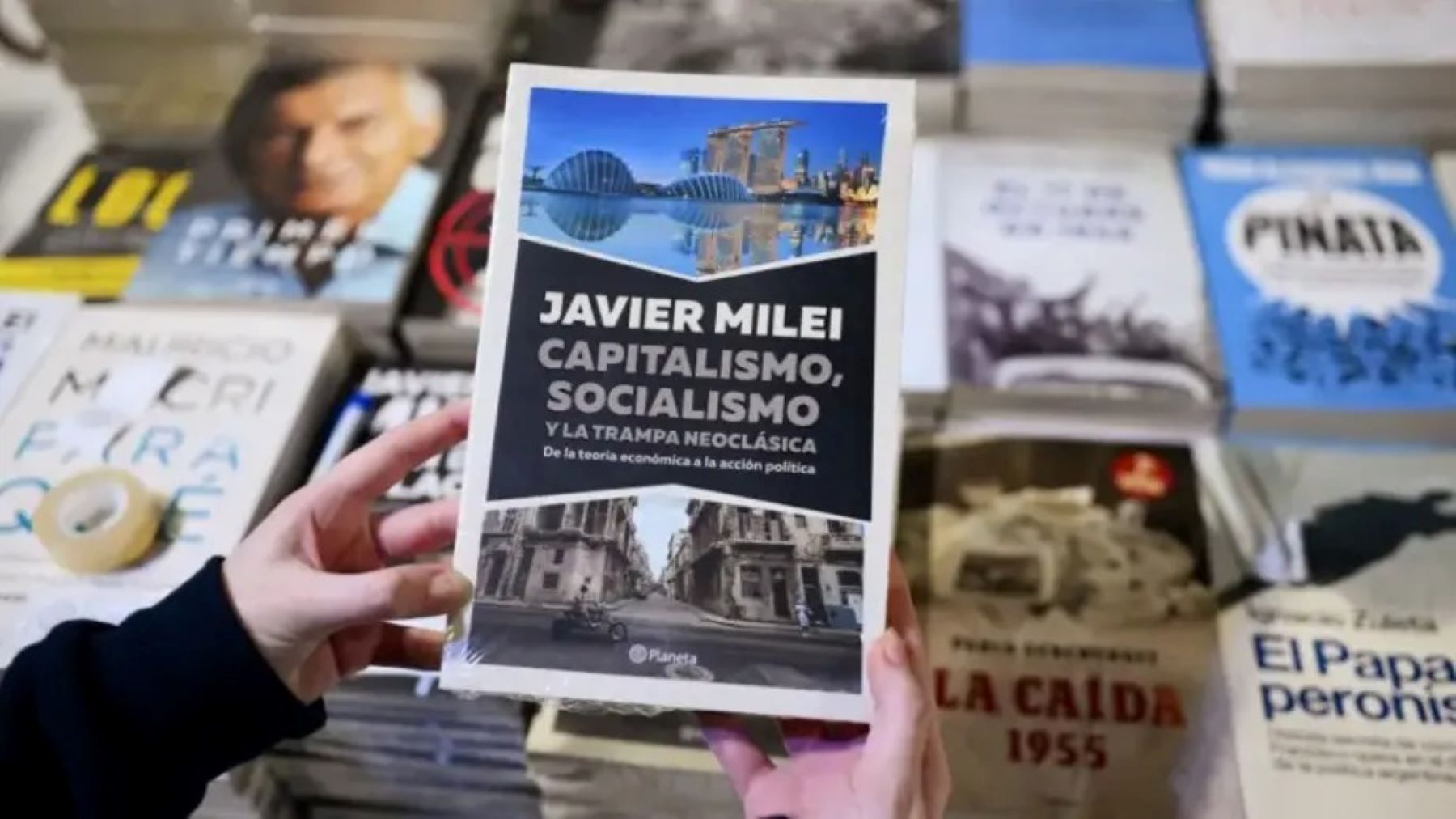 El libro de Javier Milei se presenta esta noche en el Luna Park. Foto: AFP