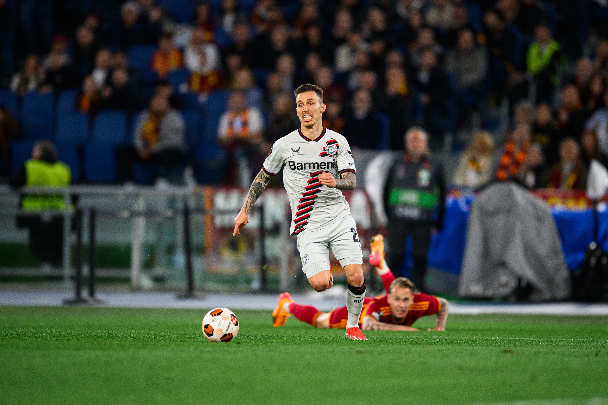 El español Alejandro Grimaldo dio la asistencia para el primer gol del Leverkusen en Italia. Foto: Bayer 04. 