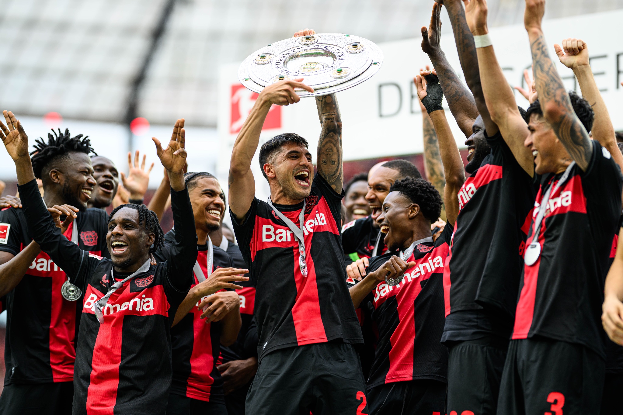 El festejo de Palacios con Bayer Leverkusen, primer campeón invicto de la historia de la Bundesliga. 