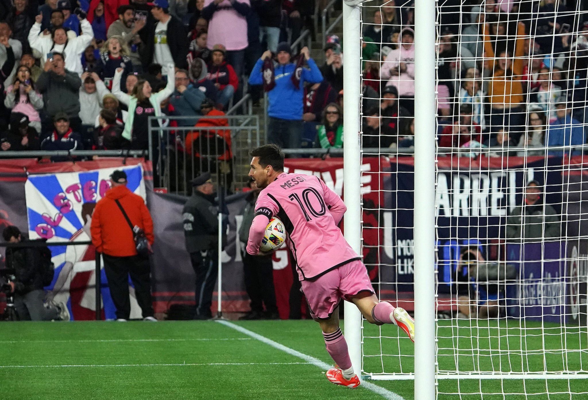 El capitán argentino no jugará esta noche debido a que arrastra una dolencia por un golpe en la rodilla. 