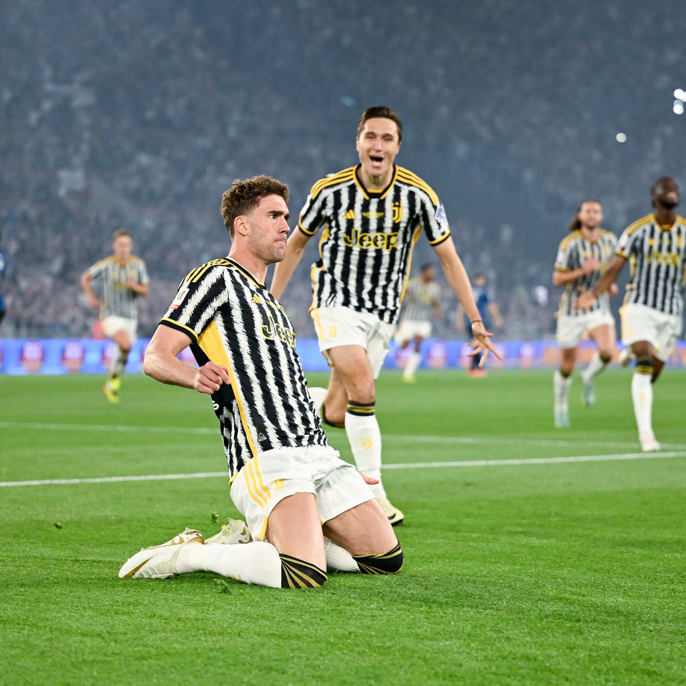 Dusan Vlahovic, el héroe bianconero, marcó el gol ante Atalanta y Juventus conquistó el trofeo por decimoquinta vez.
