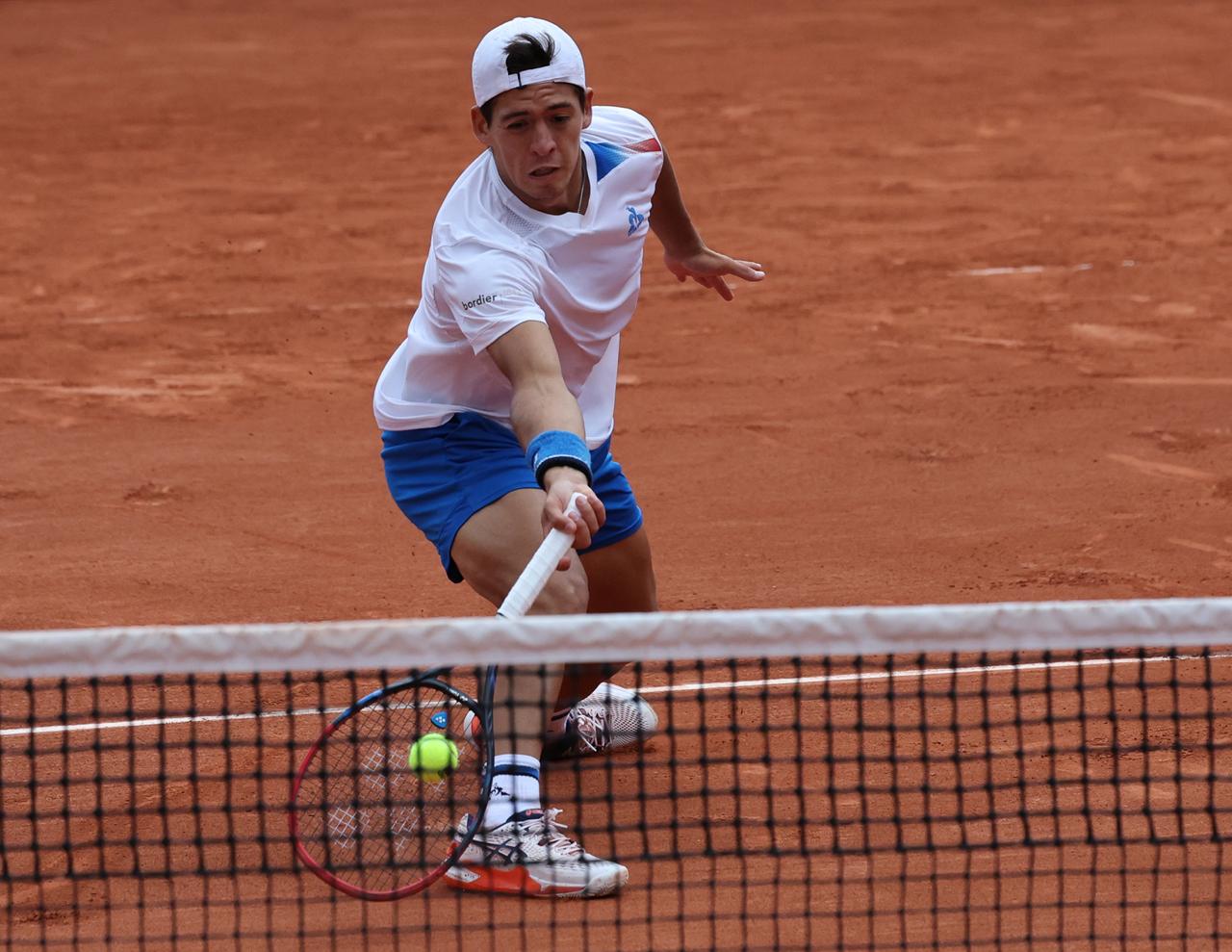 Báez dejó escapar una ventaja de 2-0 en sets ante Ofner en Roland Garros. 
