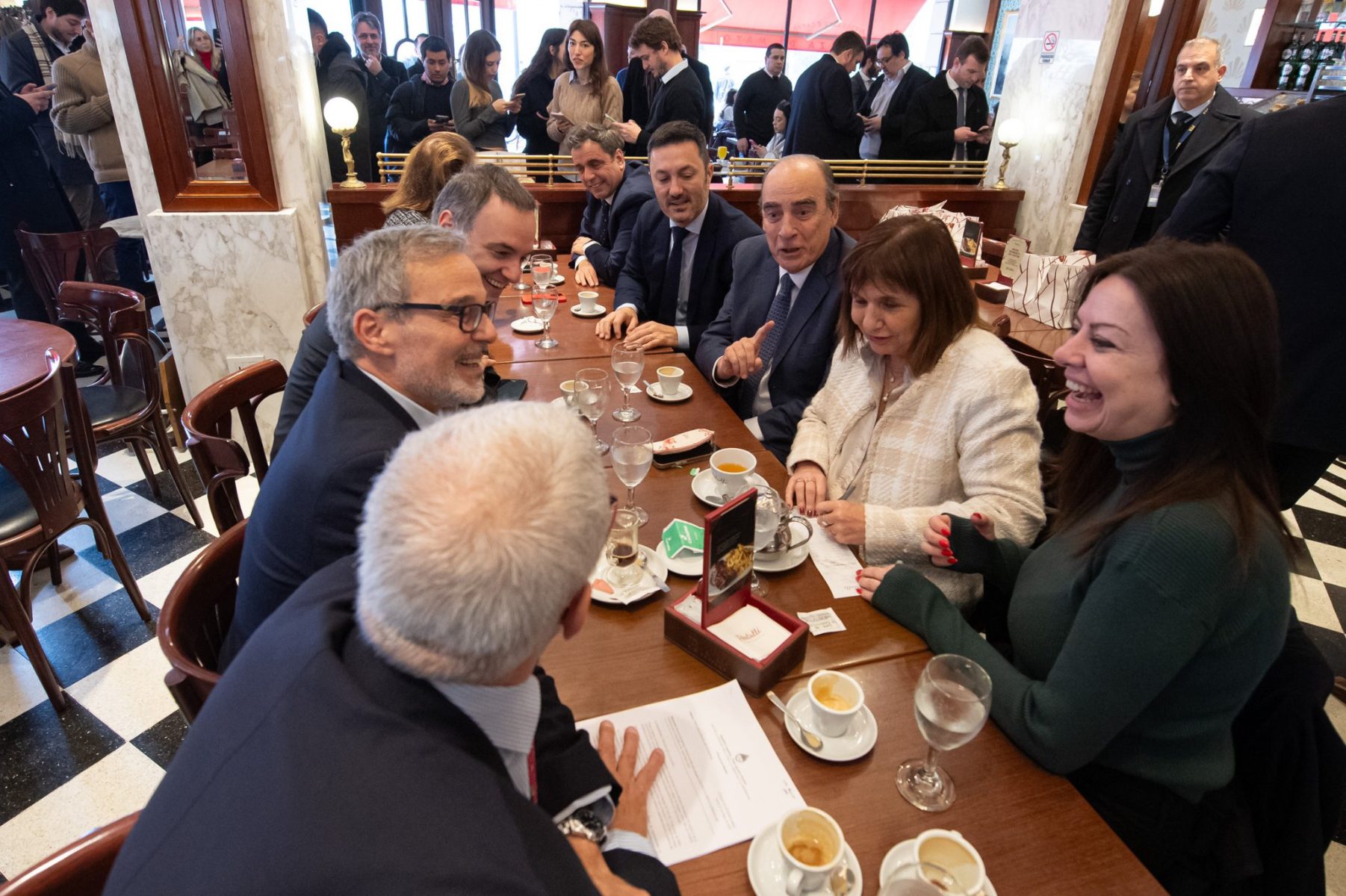 Francos compartió un encuentro con sus ministros durante su primer día como jefe de Gabinete