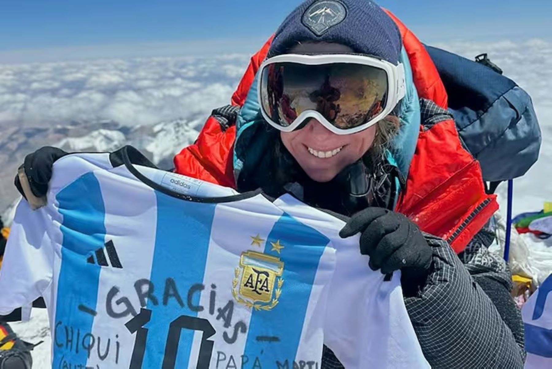 Una argentina hizo cumbre en el Everest y rompió un récord mundial. 
María Belén Silvestris posa con la camiseta de Argentina. Foto: @belsilvestris