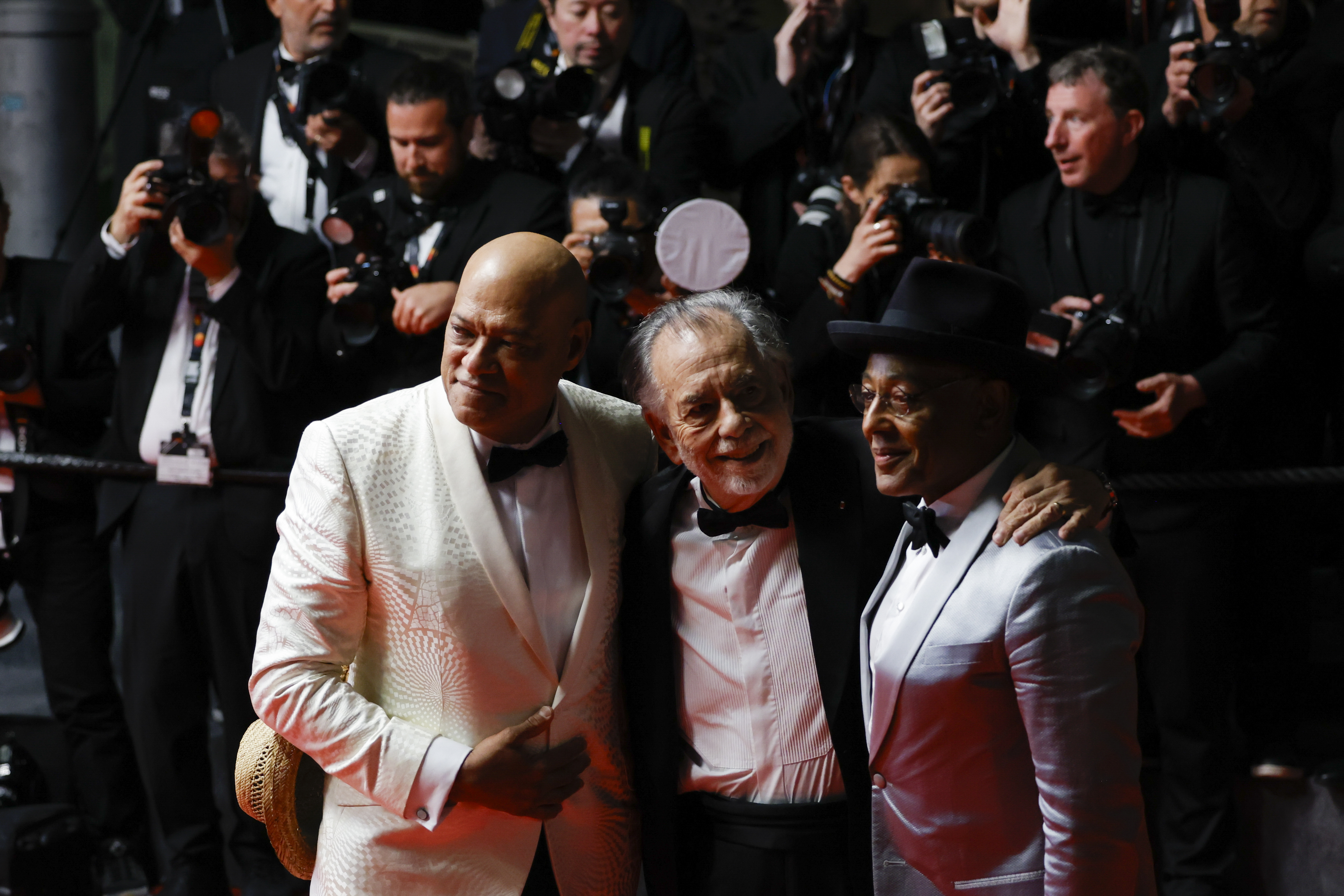 Laurence Fishburne, Francis Ford Coppola, y Giancarlo Esposito, en la premiere de "Megalopolis', en Cannes. (Millie Turner/Invision/AP)