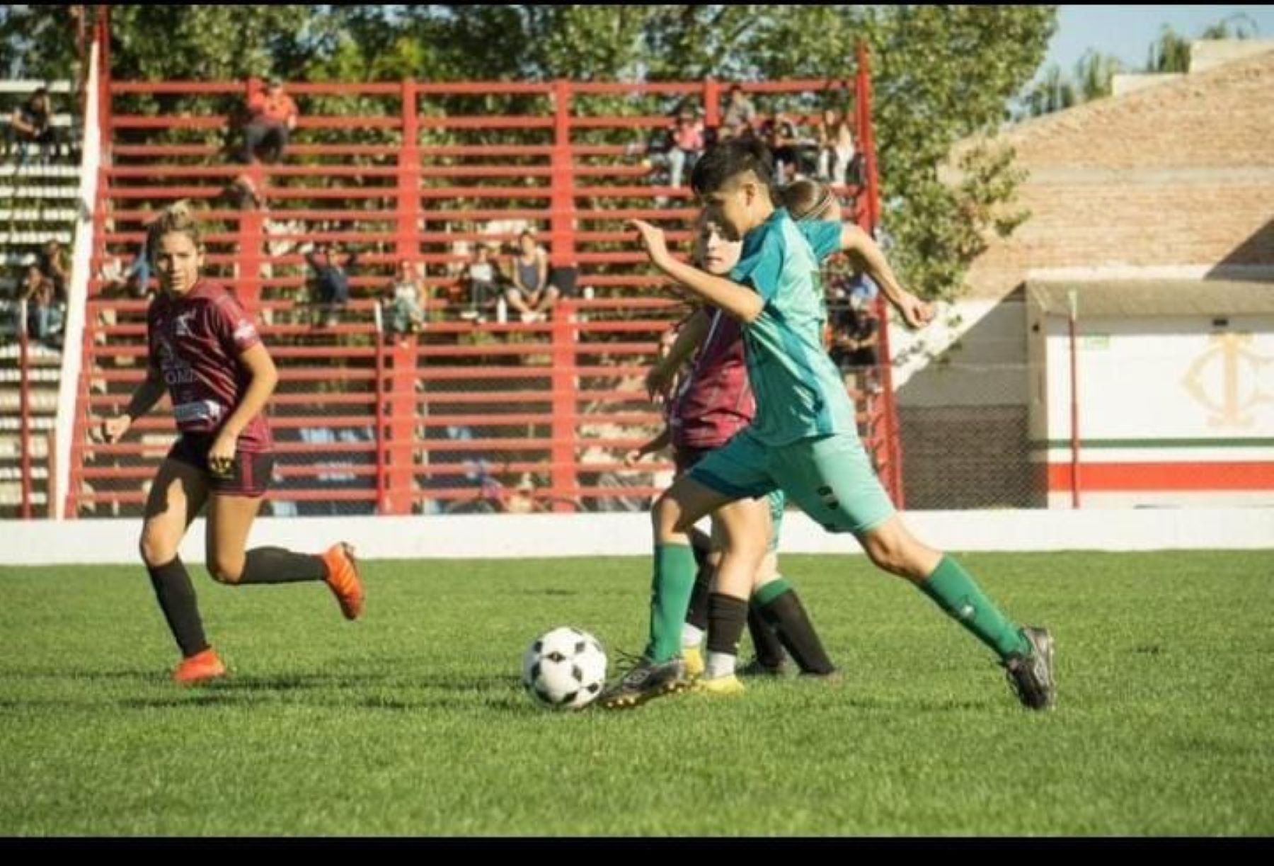 Julián brilla en el Deportivo Mainqué. Juega de 8, y admira a Julián Álvarez y a Lionel Messi. Su equipo lo contiene. "Son lo mejor" contó el chico // Foto: Marianne Schröeder-Gentileza-