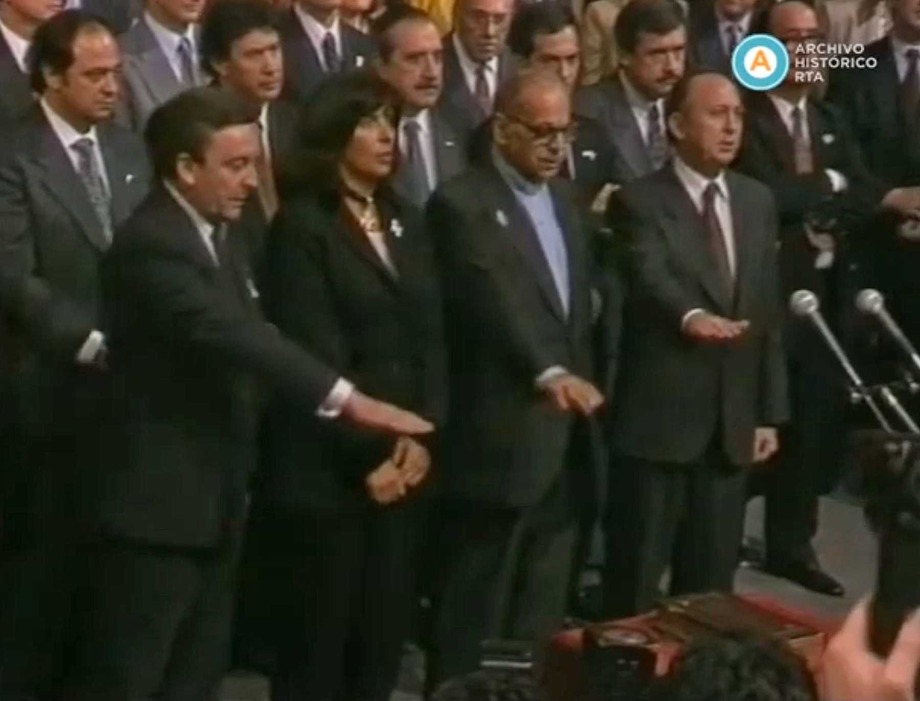Jaime de Nevares jura como constituyente junto a Daniel Baum, Luz Sapag y Jorge Brillo. Atrás, Raúl Alfonsín.