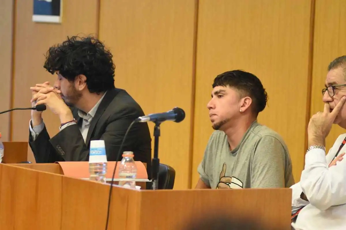 Kevin López (en el centro) fue declarado culpable en diciembre pasado por un tribunal de juicio de Roca y le impusieron a principios de marzo último cuatro años de prisión. (foto de archivo/Juan Thomes) 