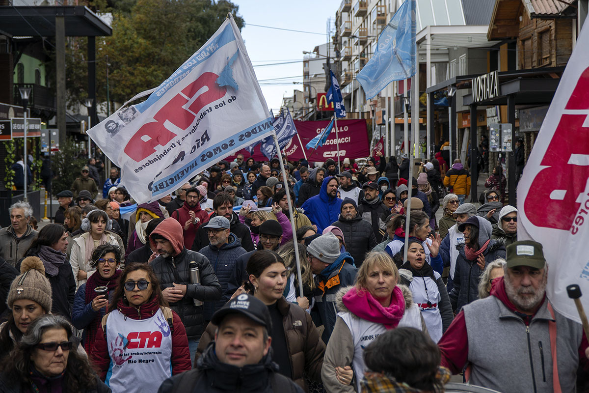 El cántico que más se escuchó en el trayecto de unas 15 cuadras, desde Onelli y Moreno hasta el Centro Cívico, fue “La Patria no se vende, se defiende”. Foto: Marcelo Martínez