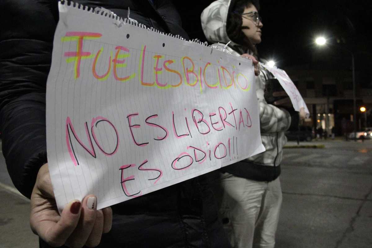 Acción en Neuquén en repudio al brutal ataque ocurrido en Barracas contra cuatro mujeres lesbianas. Foto: Oscar Livera
