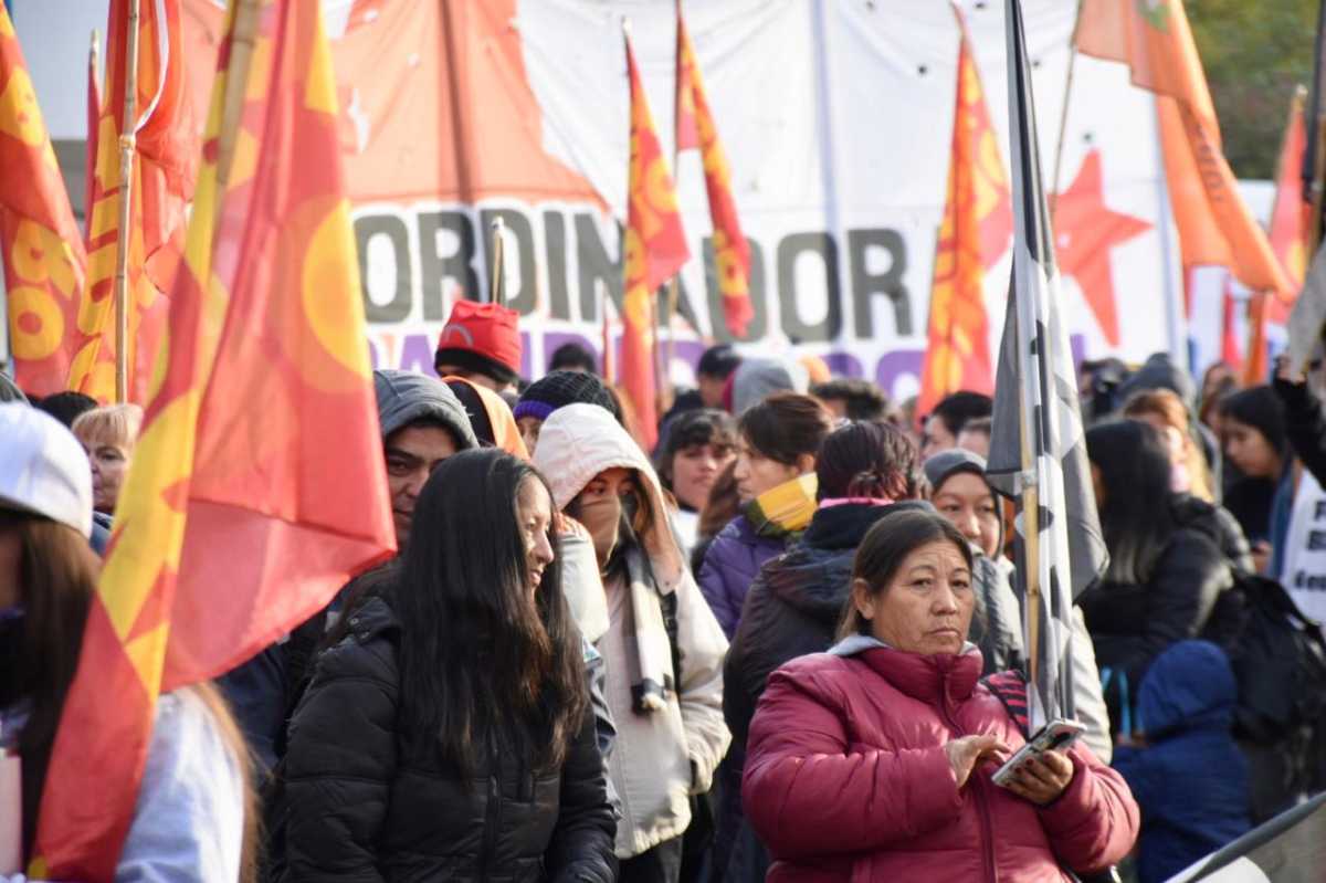 Organizaciones sociales de Neuquén protestan en el ministerio de Trabajo, este viernes