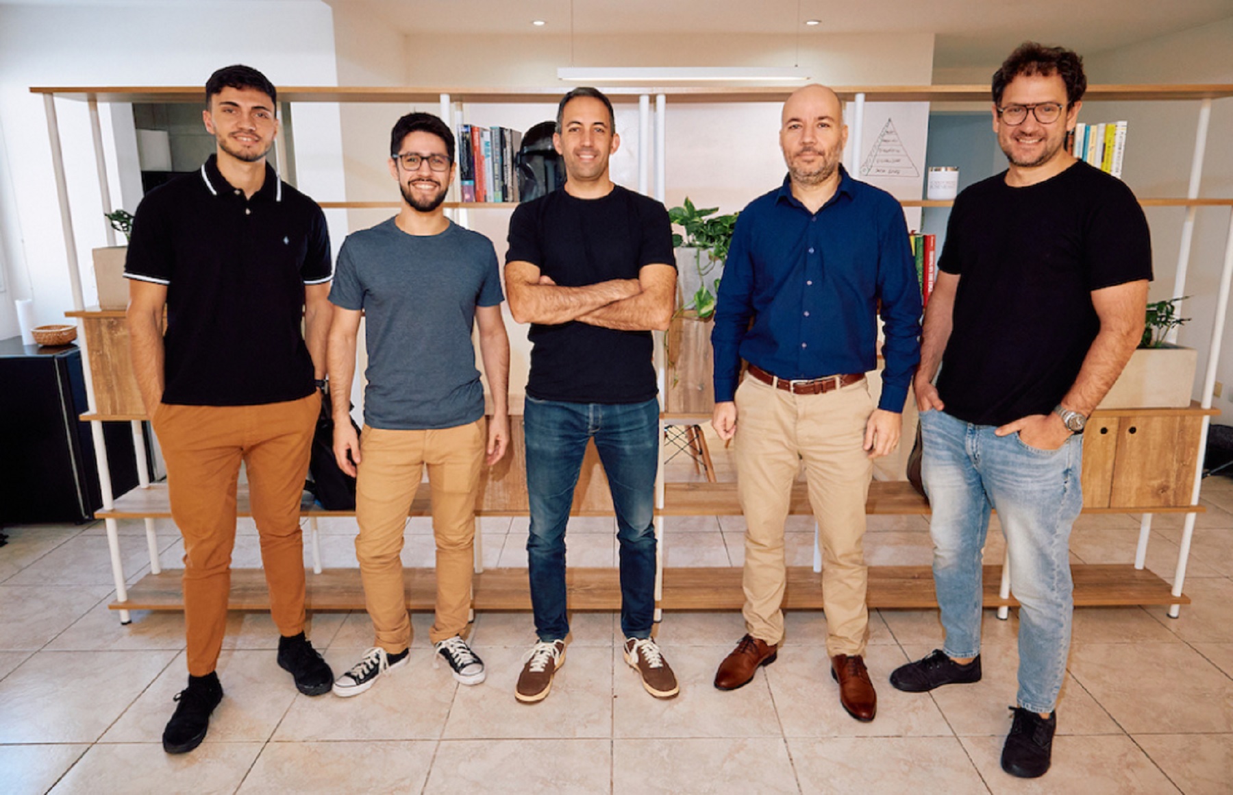De izquierda a derecha, Bautista Guerra, Alejandro Giorgio, Bruno Ruyú, Lucas Uzal, Gabriel Puertas. Todos parte del equipo de desarrollo de IA de Teramot. Crédito: Teramot.