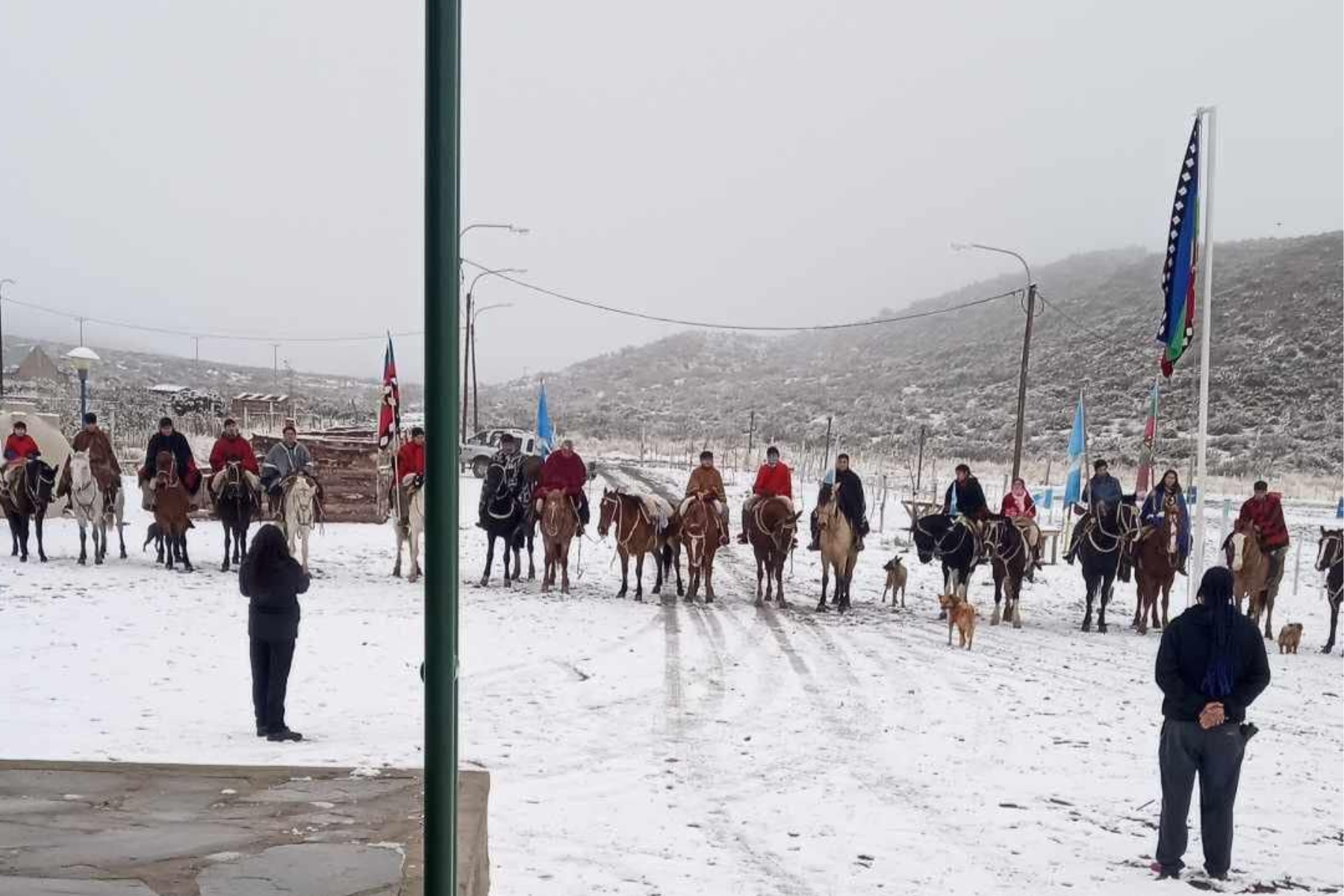 La comunidad de Chorriaca no dejó que la nieve y el frío interfirieran con la celebración del 25 de Mayo. Foto: gentileza, Comisión de Fomento El Trahuel.