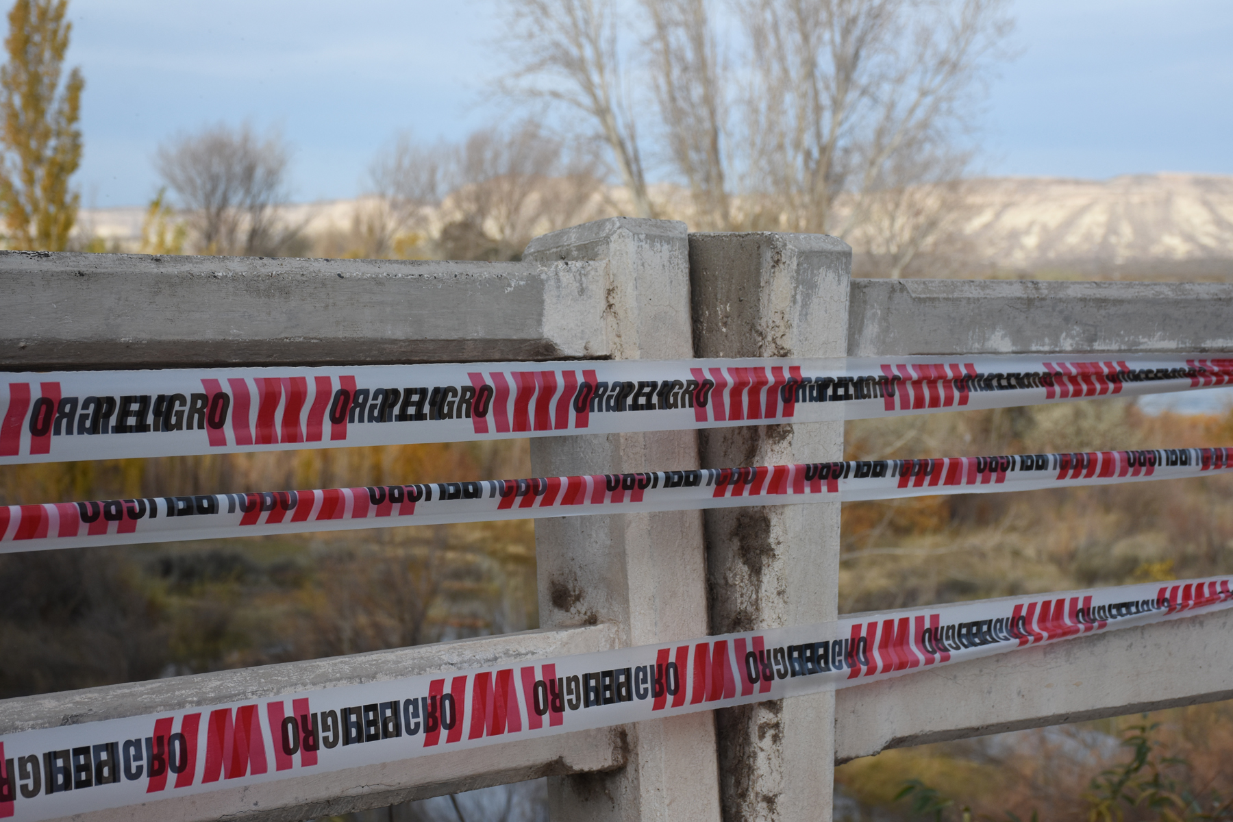 Así estaban este martes las barandas del puente de Paso Córdoba. Vialidad Rionegrina había prometido arreglos en febrero. Foto Juan Thomes. 