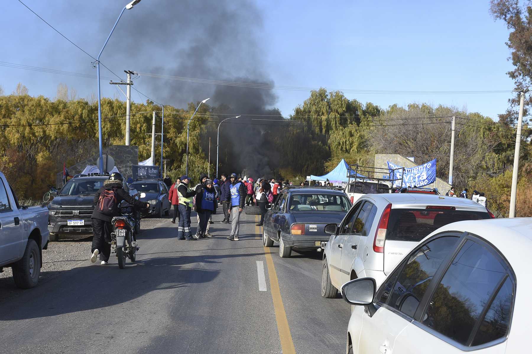 Las organizaciones sociales bloquearon el paso de camiones el miércoles en la Ruta 6. Foto: Juan Thomes