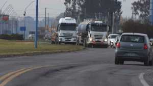 Restringen el tránsito de camiones por el feriado del lunes: qué pasará en Neuquén y Río Negro