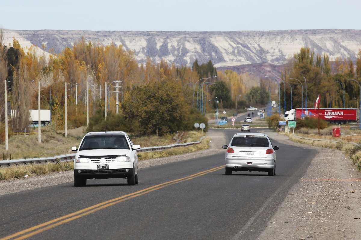 La Ruta 6 en el Alto Valle es una de las que tendrá peajes con objetivo de cobrar a los camiones. Foto: Juan Thomes