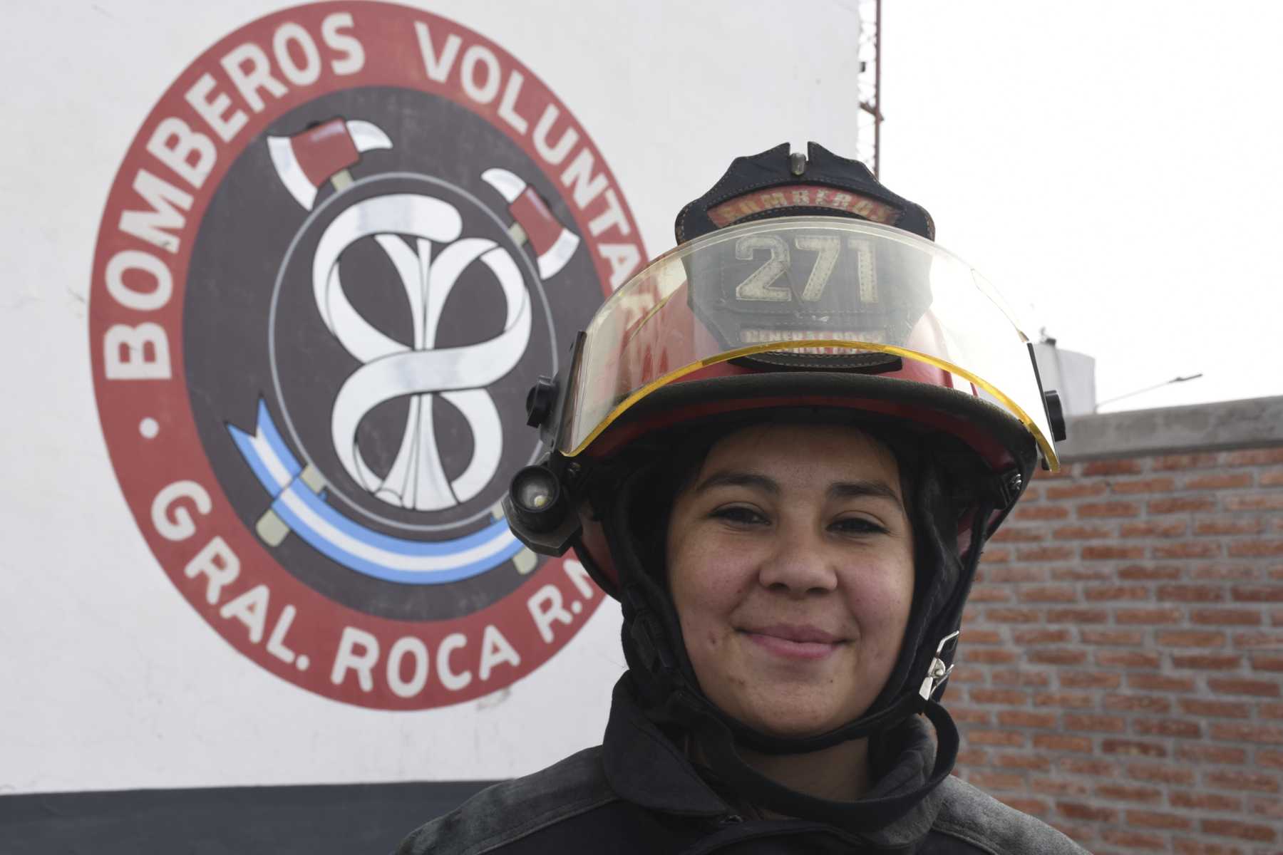 Vanesa Palavecino es bombera voluntaria en Roca desde sus 18 años. Fotos: Juan Thomes