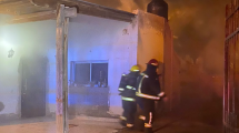 Imagen de Robaron e incendiaron una casa en Centenario: bomberos evitaron que se propague