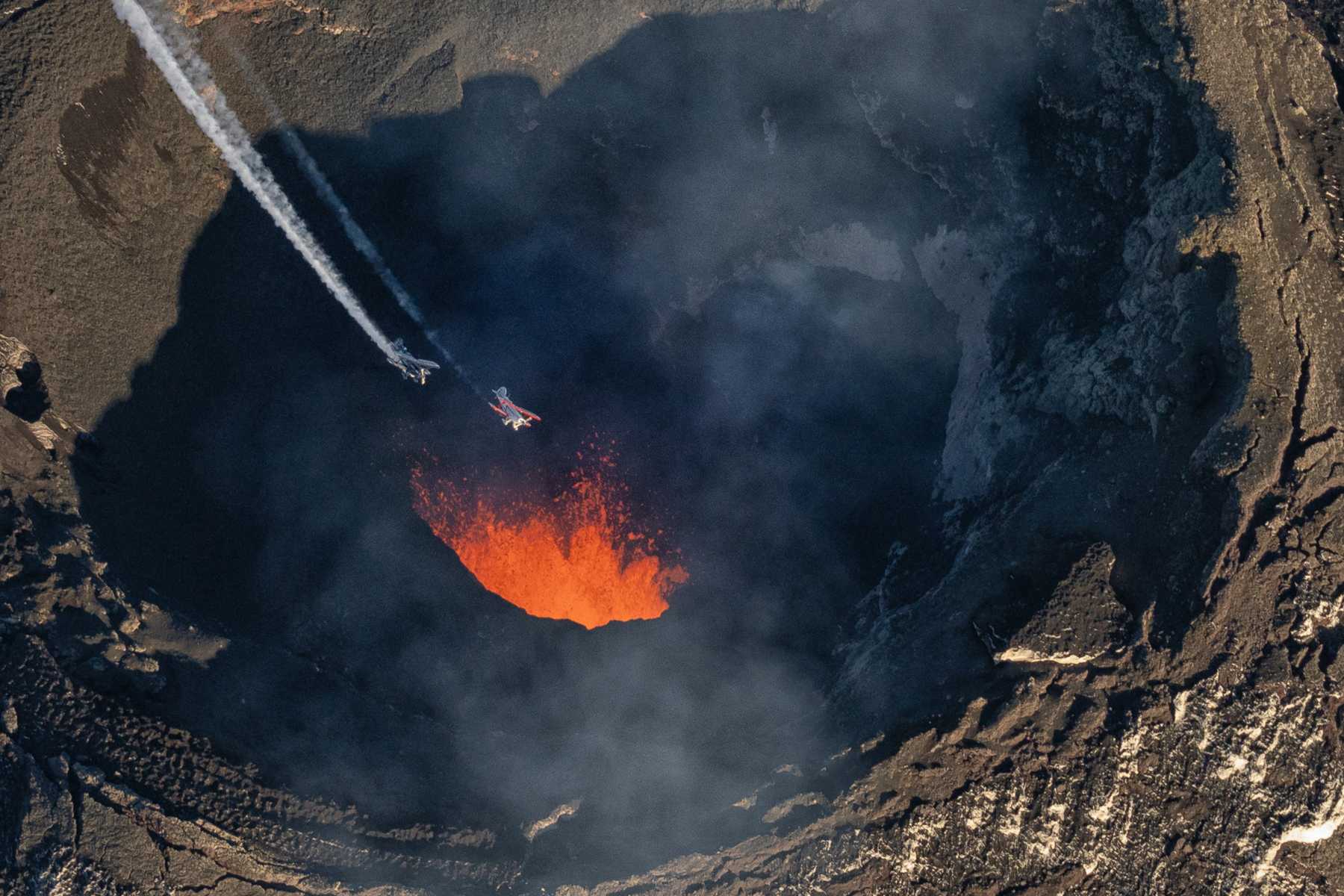 Aviones Pitts del Team acrobático Villarrica cruzando sobre el cráter del Volcan Villarrica, región de la Araucanía, Chile. Fotos y videos: Diego Spatafore (@spataforediego)
