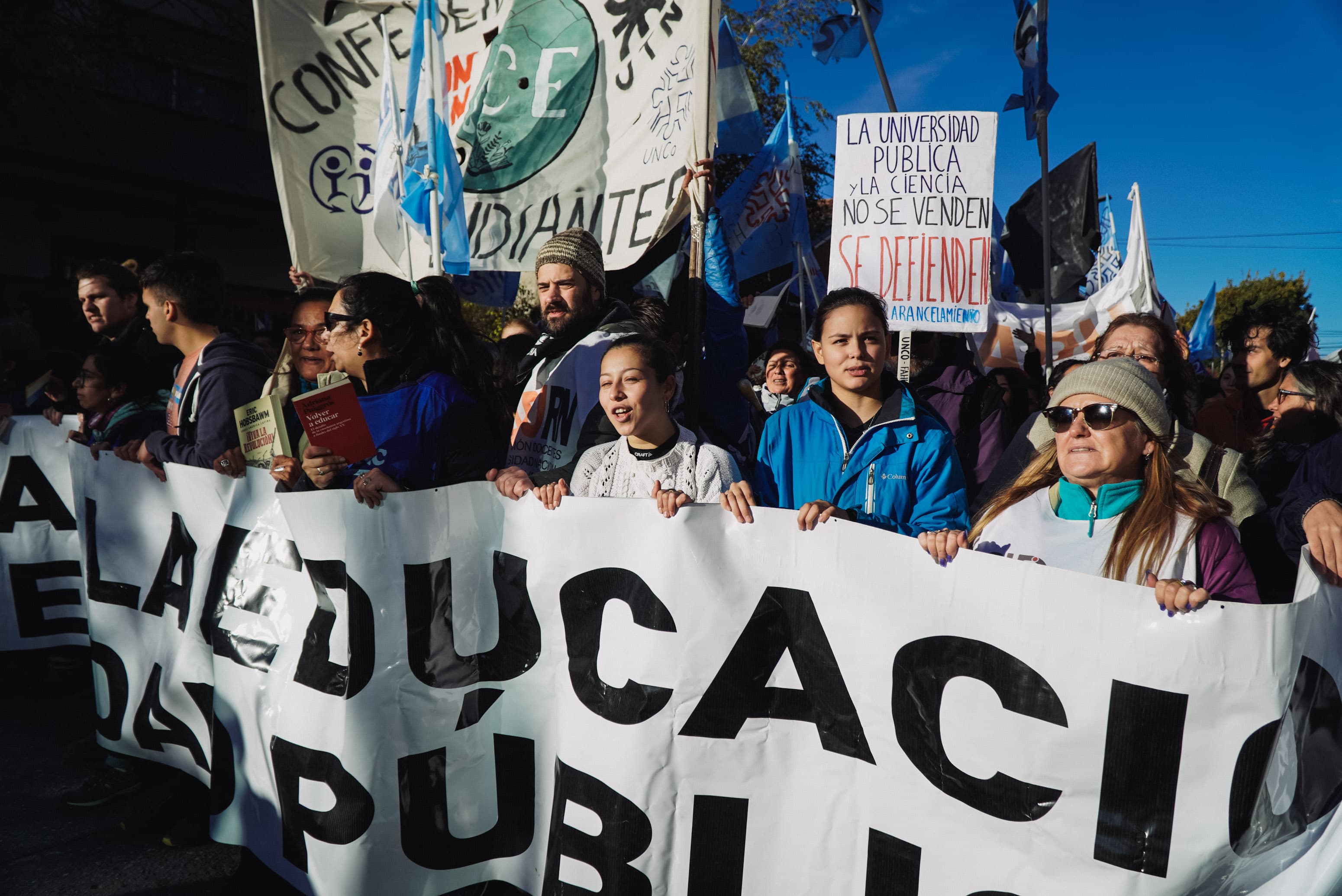 El 23 de abril una masiva movilización en defensa de la universidad pública. Ahora los gremios de educación se unen en una asamblea interclaustros en Bariloche. Archivo
