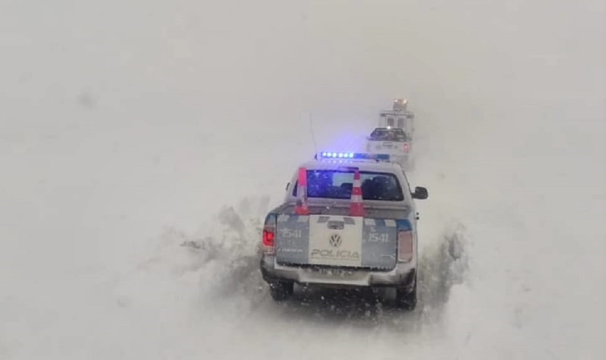 Cierran una ruta clave en la cordillera de Neuquén. Foto: Bomberos de Villa Pehuenia. 