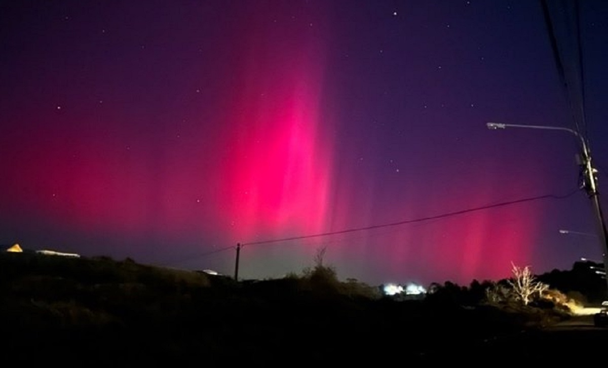 El cielo iluminado este viernes por la noche en Ushuaia. Foto: gentileza RealTime. 