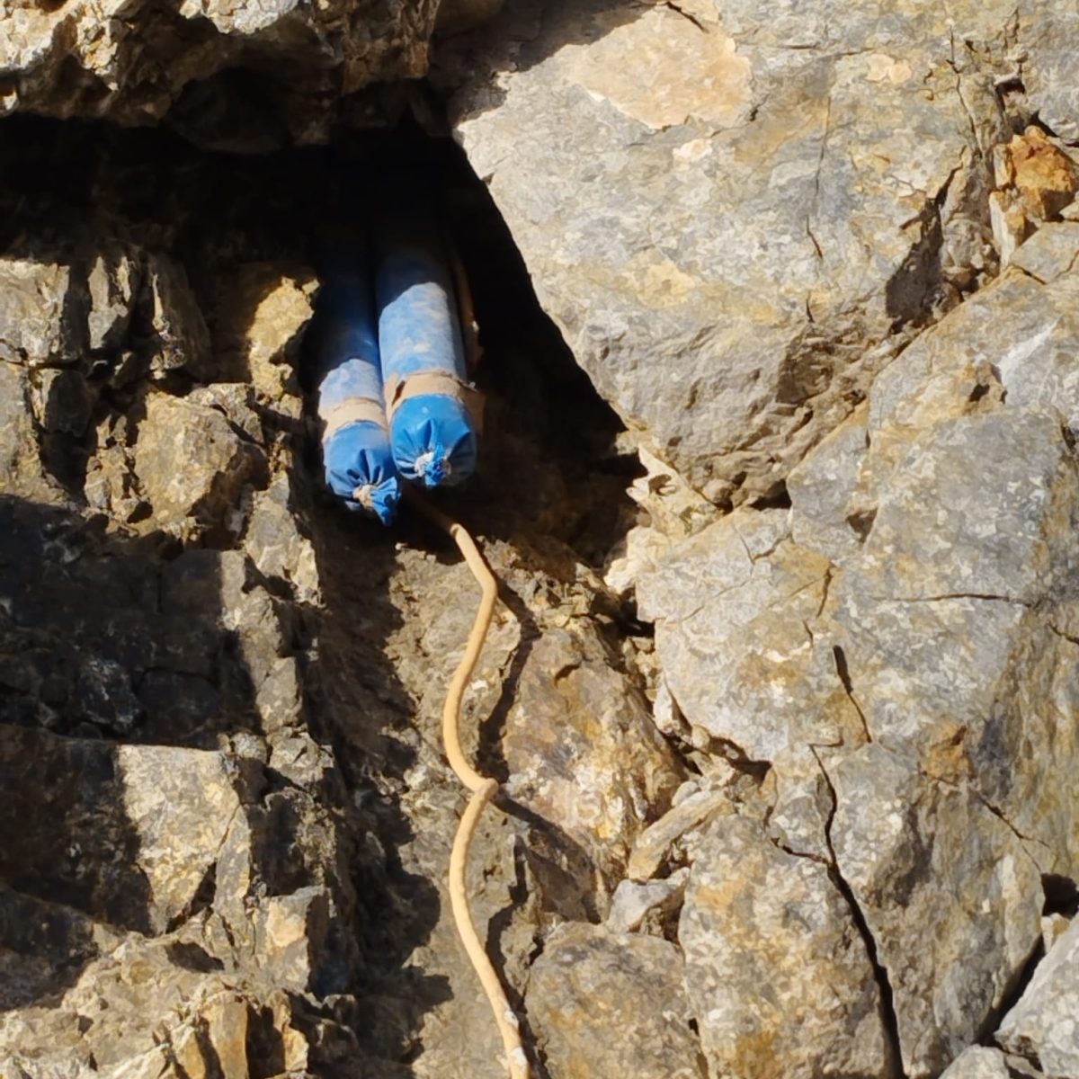 Los artefactos fueron encontrados en la Ruta 40, cerca de Villa La Angostura. Foto: gentileza Policía Neuquén. 