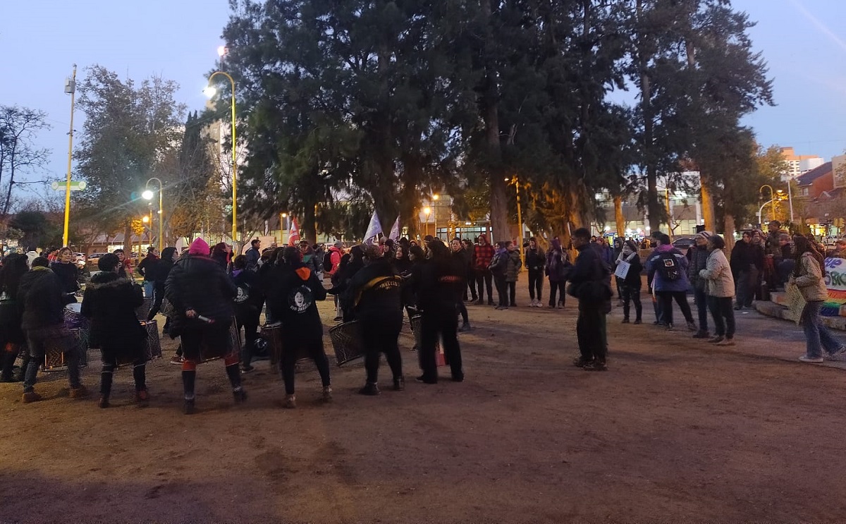 La amrcha se cumplió este lunes en la plaza San Martín de Cipolletti. 