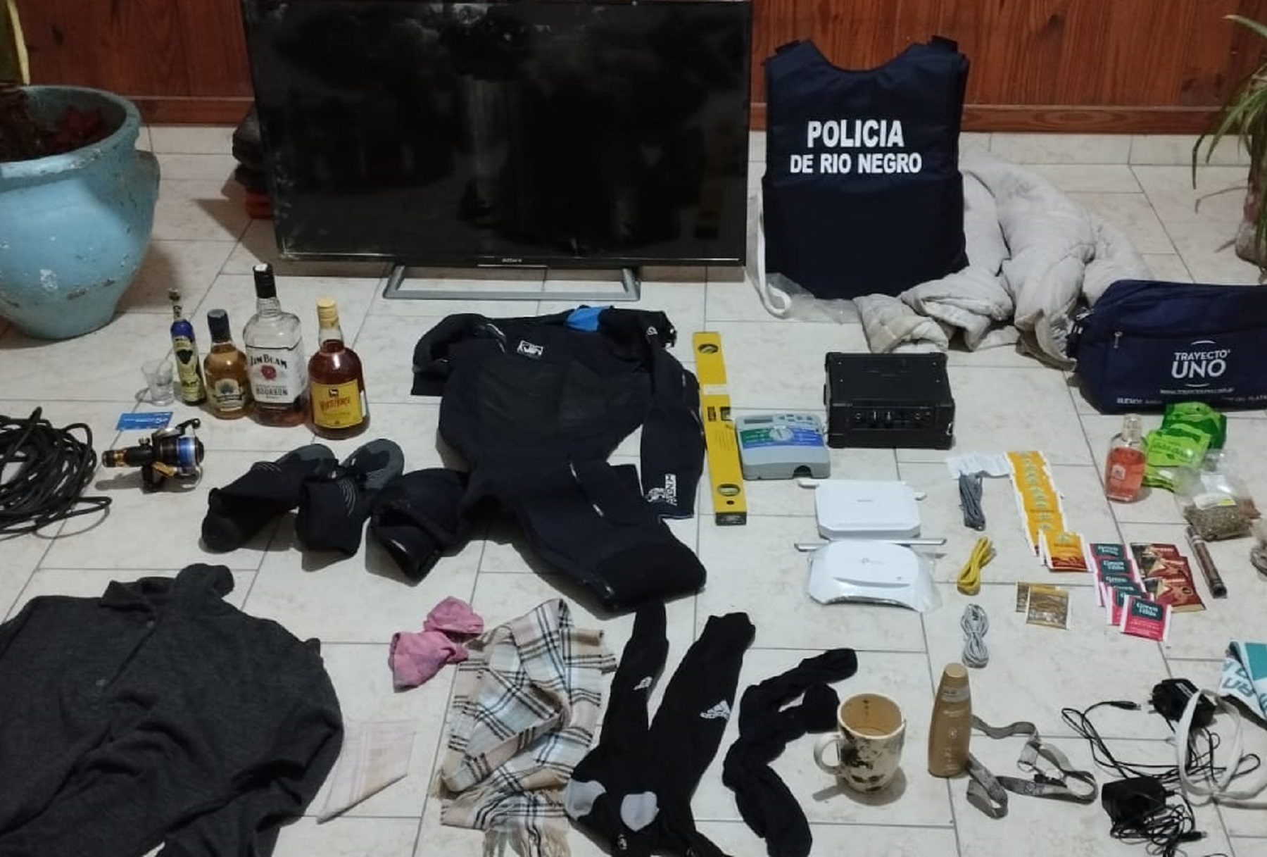 La Policía secuestro a los jóvenes una serie de elementos, entre botellas de alcohol, un televisor y ropa.