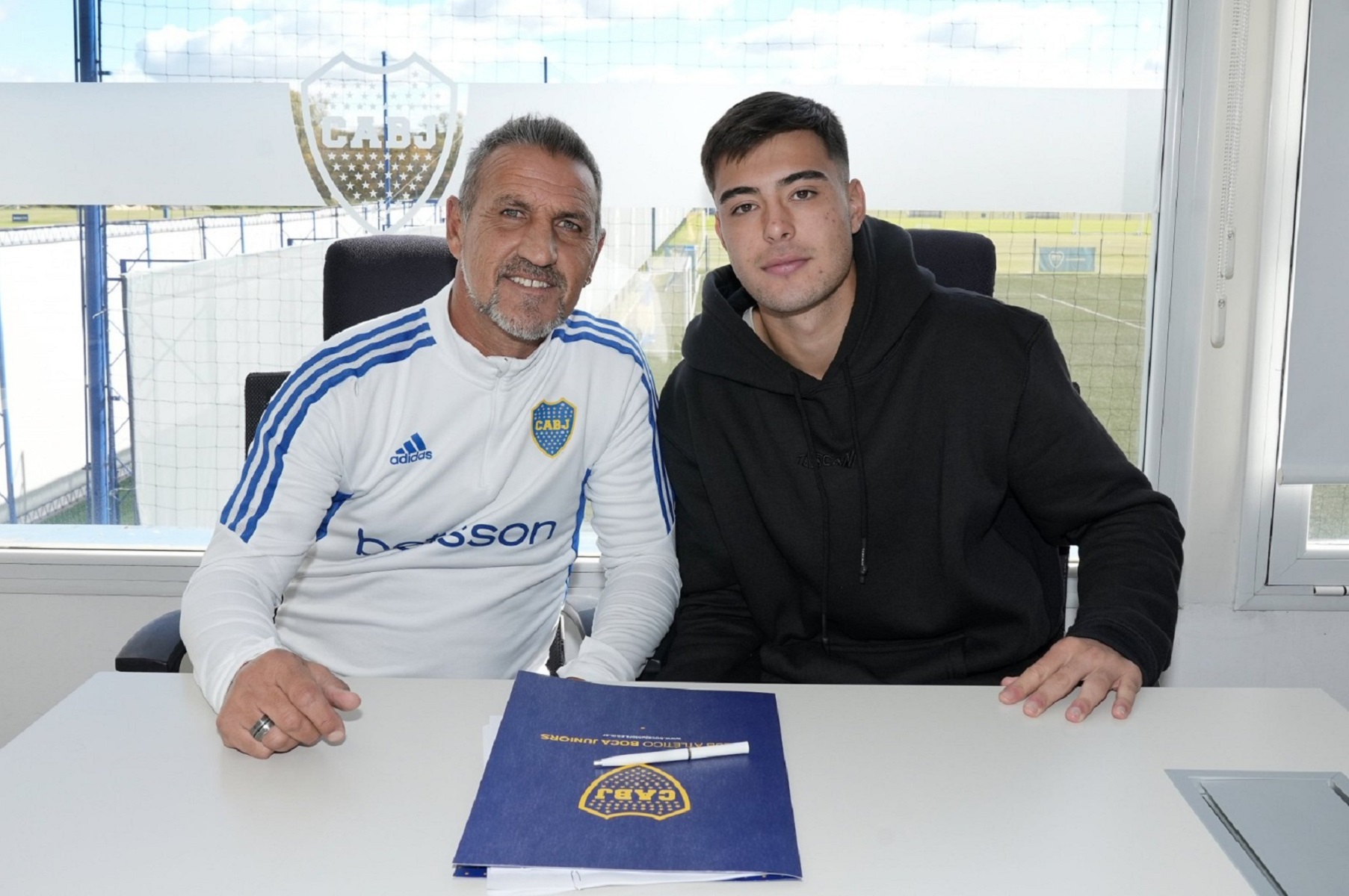 Aaron Anselmino junto a Raúl Cascini durante la firma en la mejora de su contrato.