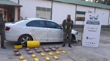 Imagen de Burló a Gendarmería y terminó chocando en la Ruta 40: llevaba 24 kilos de drogas en el auto