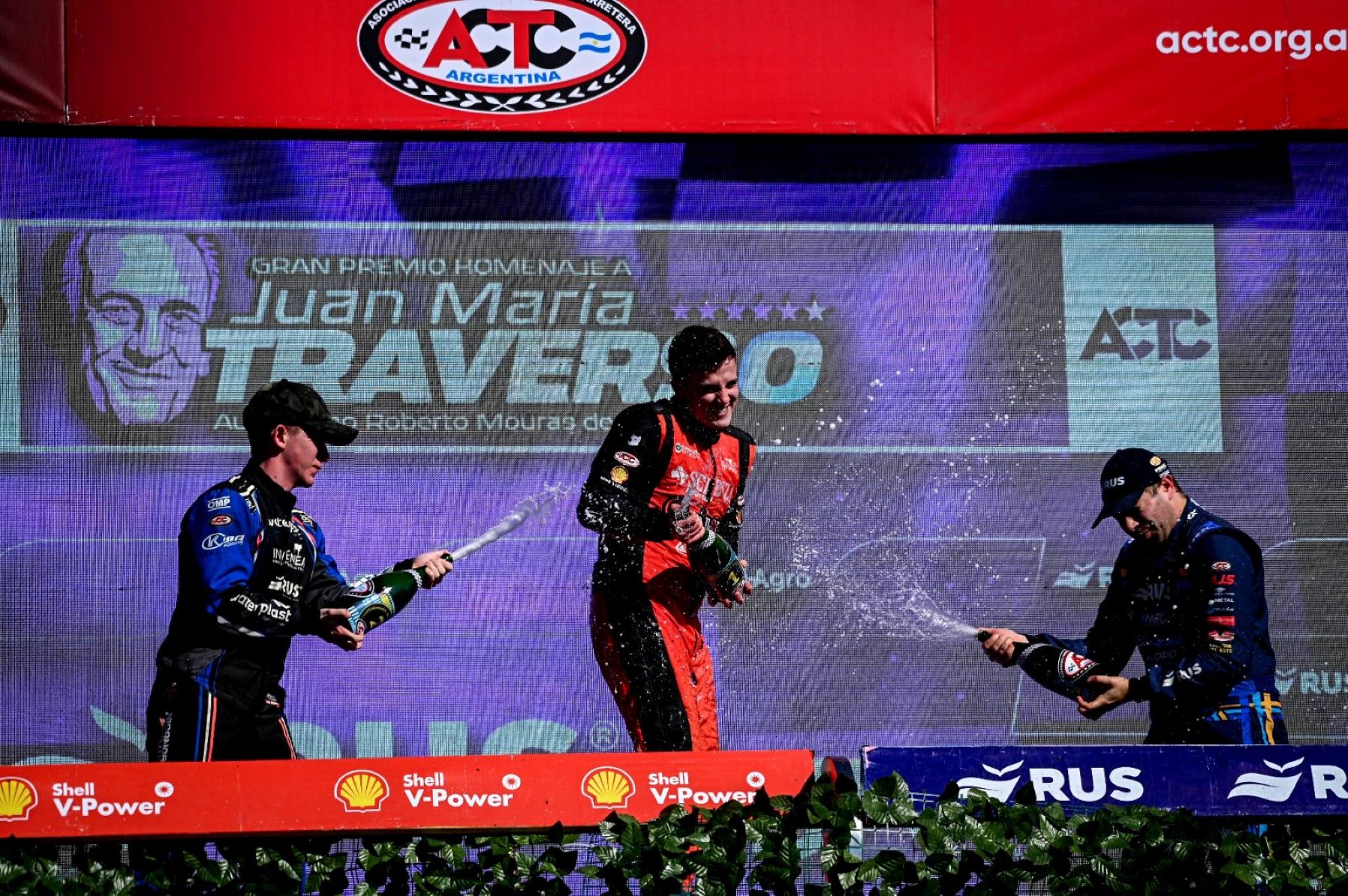 El menor de los Ochoa logró un triunfazo en La Plata, con homenaje al Flaco incluido. (ACTC)