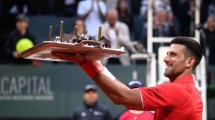 Imagen de Djokovic celebró su cumpleaños en Ginebra: triunfazo en octavos y torta en la cancha