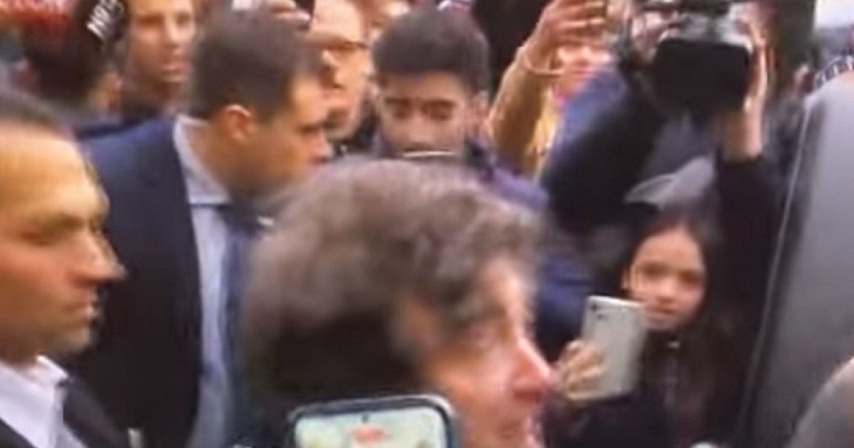 Javier Milei al ser abordado en la calle: «Si la gente no llegara a fin de mes ya se hubiera muerto» thumbnail
