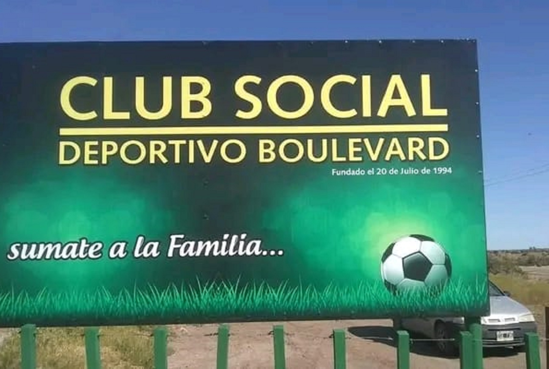 El club Deportivo Boulevard se encuentra ubicado camino al aeropuerto de Viedma, sobre la Ruta Provincial N°1.