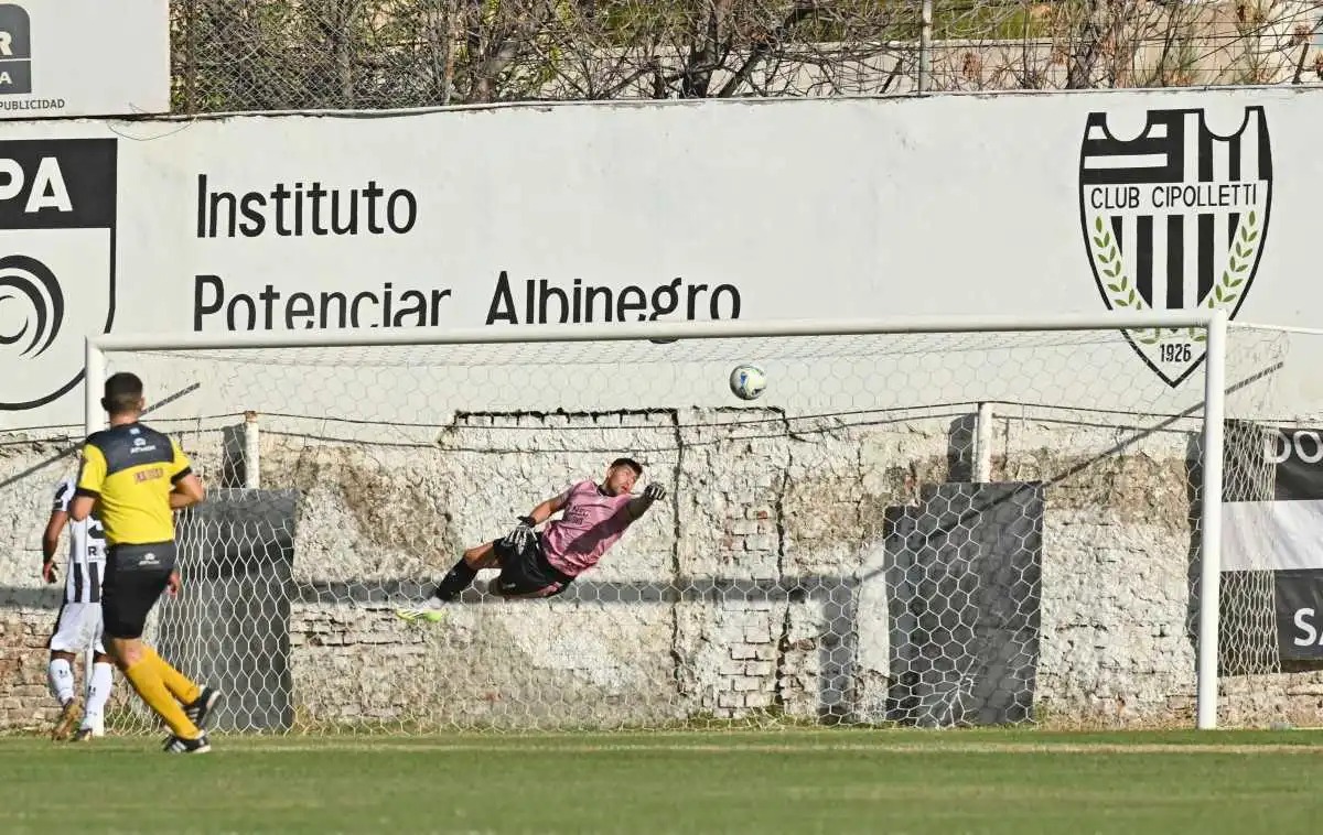 Facu Crespo se estira para sacar una pelota, una imagen recurrente en cada partido de Cipolletti. (Foto: Florencia Salto)
