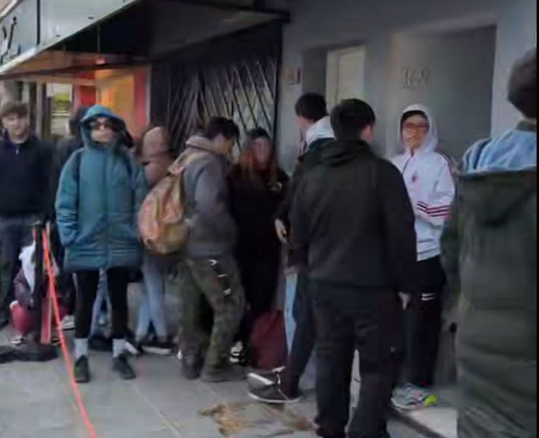 Filas para conseguir hamburguesas gratis en Cipolletti. Foto: captura. 