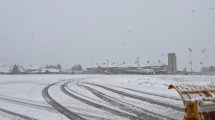 Imagen de Una capa de hielo complicó el aterrizaje de un avión en Bariloche: el aeropuerto ya está operativo