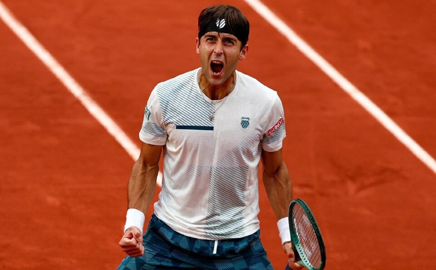 Tomás Etcheverry avanzó a la tercera ronda de Roland Garros.