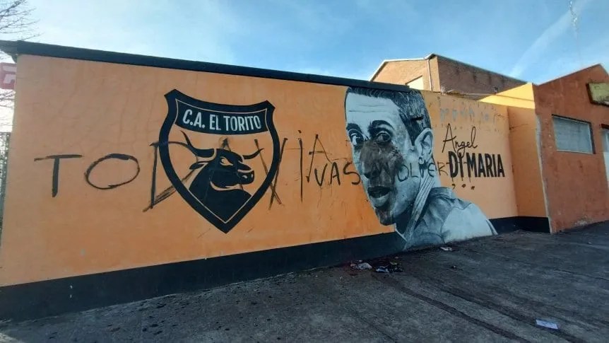 Vandalizaron el mural dedicado a Ángel Di María en el club El Torito.