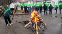 Imagen de Cortaron el tránsito en Roca por el despido de una delegada de ATE en Aguas Rionegrinas