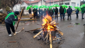 Cortaron el tránsito en Roca por el despido de una delegada de ATE en Aguas Rionegrinas