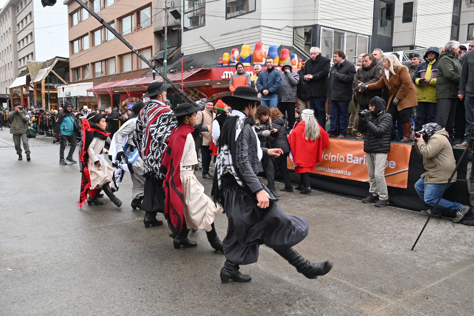 Un malambo frente al palco oficial, en el desfile por los 122 años de Bariloche. 