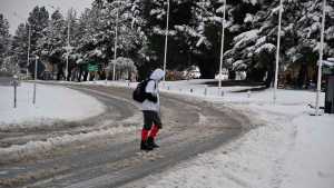 Nieve extrema en Bariloche: pidieron retirar a los chicos de las escuelas y suspendieron las clases, este lunes