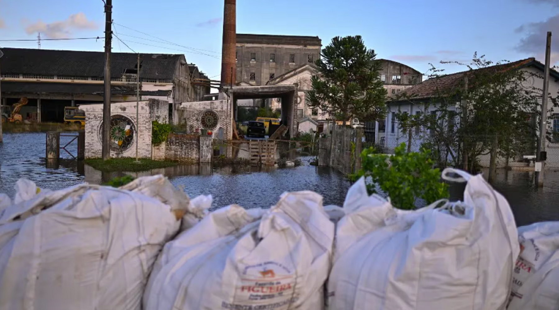 Los vecinos eligen quedarse en sus casas para evitar los saqueos. Foto: TN