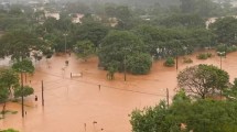 Imagen de Video | Inundaciones en el sur de Brasil: 13 muertos, se rompió una represa y la situación «solo se agrava»